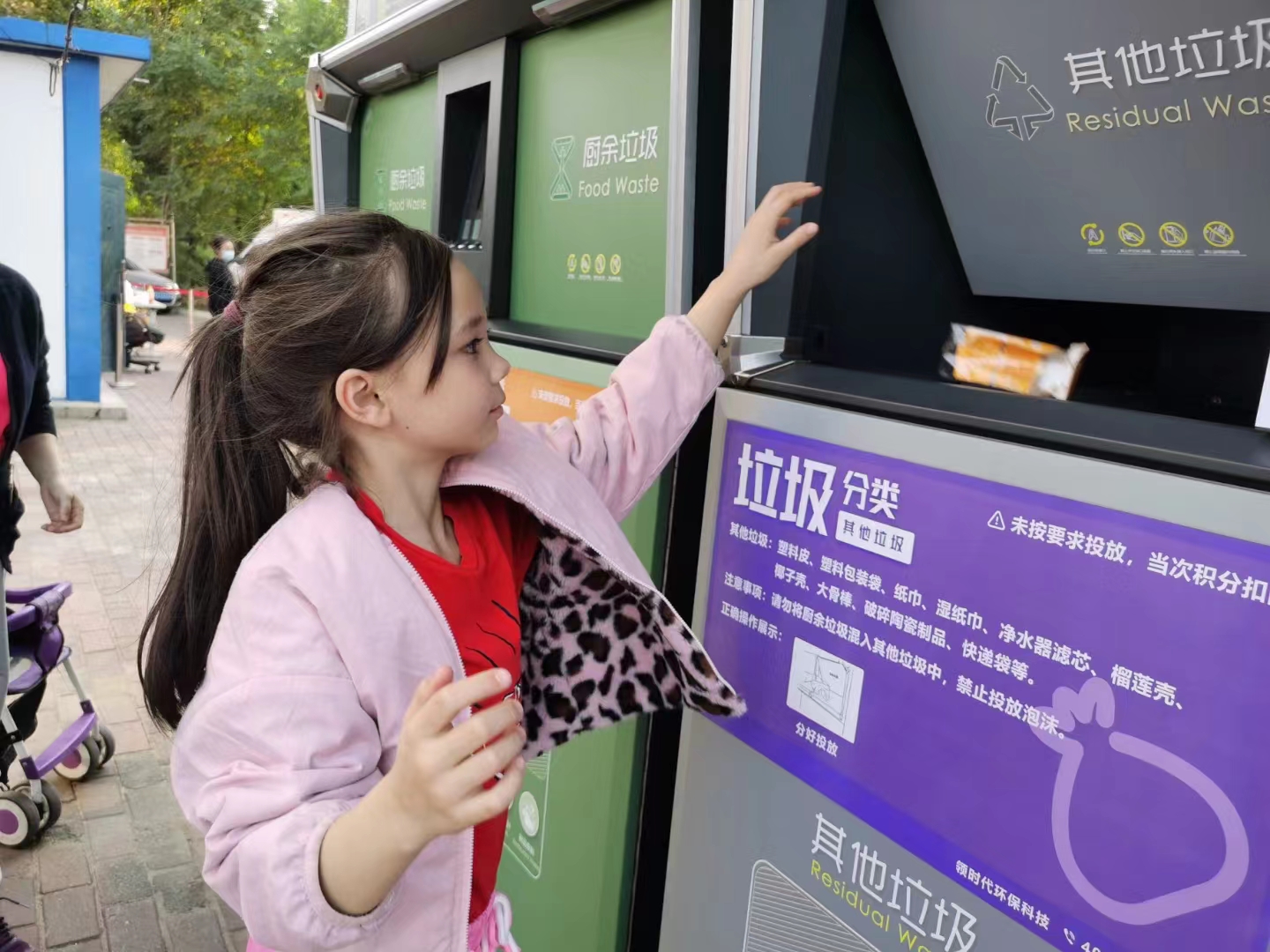 高科技與高顏值并存的智能垃圾分類箱，你身邊有了嗎？